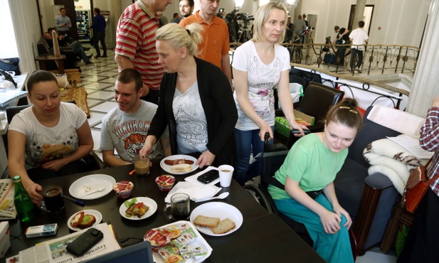 Protestujący w Sejmie napisali do papieża