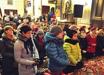  Papieskie obchody w Wieczfni Kościelnej już gromadzą wielu wiernych w parafialnym kościele