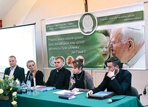  – To małżeństwa z Baboszewa zapaliły nas do tego pomysłu, by powstał taki pomnik-grób. W tej miejscowości trwa już budowa pomnika, ale tam nie będzie pochówków dzieci nienarodzonych – mówiła Krystyna  Jankowska-Marszał