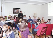 Ks. Piotr Domaros wyjaśniał rodzicom na spotkaniu informacyjnym ideę „Ziarna”