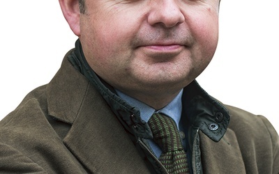 Konrad Szymański  prawnik, od 2004 r. poseł do Parlamentu Europejskiego, gdzie reprezentował Prawo i Sprawiedliwość. Wcześniej działał w Zjednoczeniu Chrześcijańsko-Narodowym. Zanim został parlamentarzystą, miał doświadczenie w pracy samorządowej i administracji państowej. Redagował także eksperckie czasopismo „Międzynarodowy Przegląd Polityczny”. W Brukseli zajmował się m.in. ochroną praw chrześcijan oraz wspierał ruchy obrońców życia. Był uznanym ekspertem w sprawach energetycznych.  Należał do najbard...
