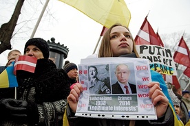 Łotysze protestowali przeciwko rosyjskiej agresji na Krym, także w obawie o integralność własnego państwa. Mniejszość rosyjska na Łotwie aneksję Krymu wsparła