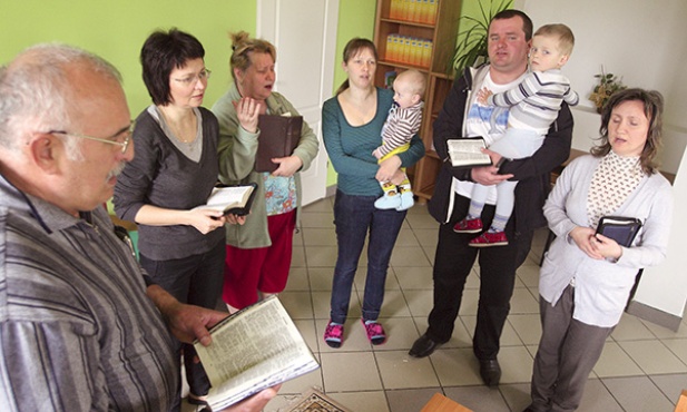 Ukraińcy, którzy po zajęciu Krymu przez wojska rosyjskie przyjechali do Polski, znaleźli schronienie w ośrodku dla uchodźców w Łukowie. Należą do protestanckiej wspólnoty „Dobra Nowina”. Na zdjęciu od lewej: Włodzimierz Kuczuchidze, Galina Murzak, Natalia Kuczuchidze, Olga i Gienadij Horeccy z dziećmi oraz Irina Hodolaniuk
