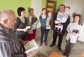 Ukraińcy, którzy po zajęciu Krymu przez wojska rosyjskie przyjechali do Polski, znaleźli schronienie w ośrodku dla uchodźców w Łukowie. Należą do protestanckiej wspólnoty „Dobra Nowina”. Na zdjęciu od lewej: Włodzimierz Kuczuchidze, Galina Murzak, Natalia Kuczuchidze, Olga i Gienadij Horeccy z dziećmi oraz Irina Hodolaniuk