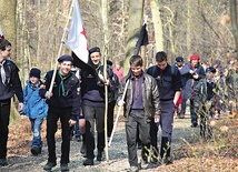  Skauci Europy maszerują przez las do bazyliki w Katowicach-Panewnikach