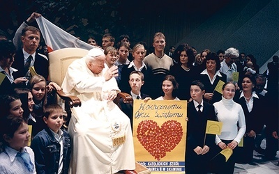  Uczniowie ZKS ze Skawiny spotkali się z ojcem świętym podczas jednej z jego ostatnich audiencji, 11 listopada 2004 r.