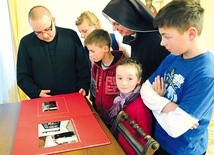 Odwiedzający w dniach rekolekcji radomskie seminarium mieli okazję do wizyty w Pokoju Papieskim, gdzie przechowywane są fotografie i pamiątki z wizyty Jana Pawła II w Radomiu 