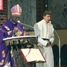  Biskup Hiacinth Egbebo i tłumaczący jego homilię br. Damian Lenckowski