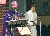  Biskup Hiacinth Egbebo i tłumaczący jego homilię br. Damian Lenckowski