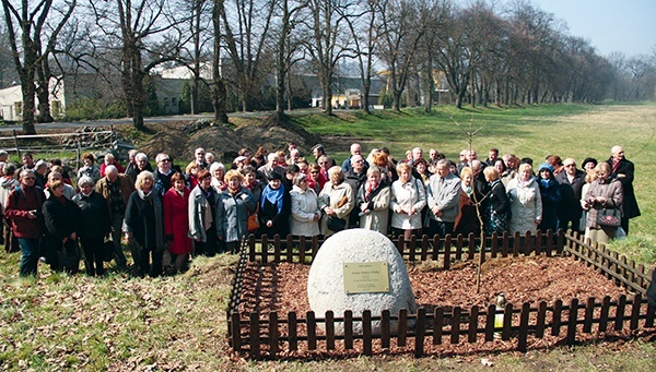   Wychowankowie przy miejscu pamięci ks. Hlubka