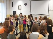 Młodzież uwielbia zajęcia z hiszpańskimi lektorami