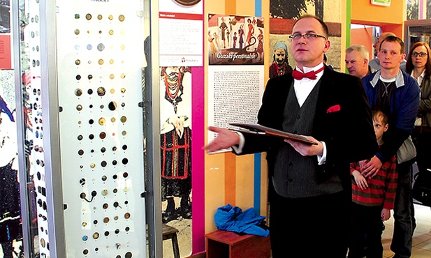 Jacek Rutkowski  obok stałej ekspozycji  Muzeum Guzików