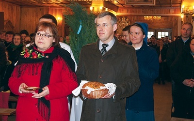 Dary w procesji nieśli parafianie