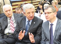  Z lewej Andrzej Długosz, prezes Towarzystwa Miłośników Starego Sącza, organizator dni. W środku Kazimierz Tischner w rozmowie z burmistrzem Jackiem Lelkiem