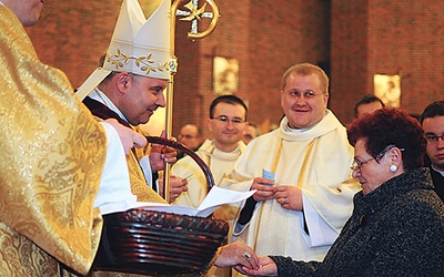 Ręcznie wykonane różańce i buciki wręczone przez biskupa  będą przypominały o złożonym przyrzeczeniu