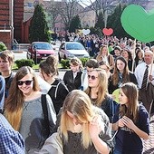 Uroczystości rozpoczęła procesja z symbolicznymi sercami