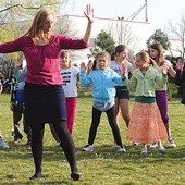 Anna Wieradzka poprowadziła sesję rekolekcyjno-warsztatową w parafii Przemienienia Pańskiego w Opolu. Uczestniczyły w niej dzieci śpiewające w Scholce Błogosławionych Hiacynty i Franciszka. Więcej o sesjach na: www.modlitwatancem.pl