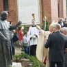 Pomnik poświęcił abp Piszcz