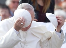 Papież: Czasem latają talerze