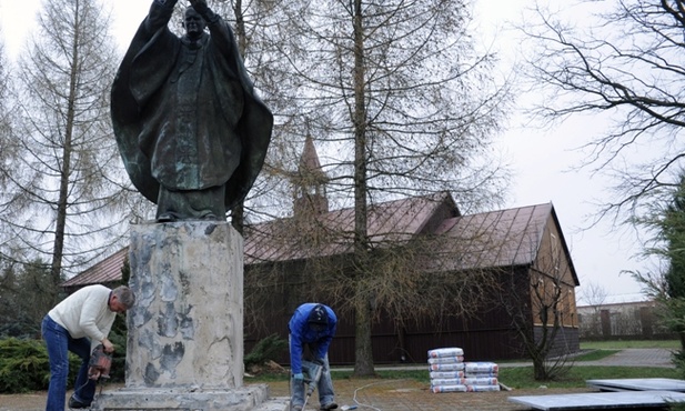 Prace przy renowacji papieskiego pomnika przeprowadziła firma kamieniarska Kambet II Krzysztofa Staniszewskiego