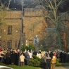 Kilkuset płocczan spotkało się przy pomniku papieża w godzinie jego odejścia do domu Ojca