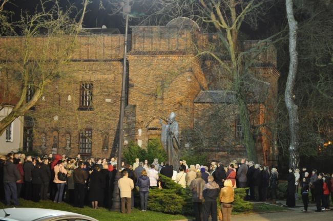 Kilkuset płocczan spotkało się przy pomniku papieża w godzinie jego odejścia do domu Ojca