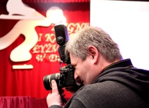 Radosław Tafliński nawet na wystawie swoich zdjęć nie rozstawał się z aparatem