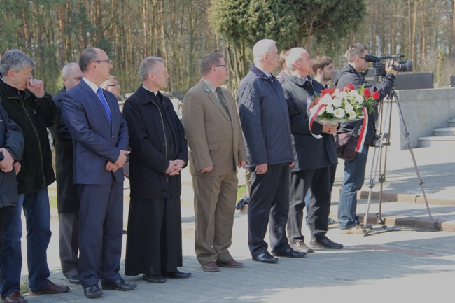 W hołdzie pomordowanym na Firleju