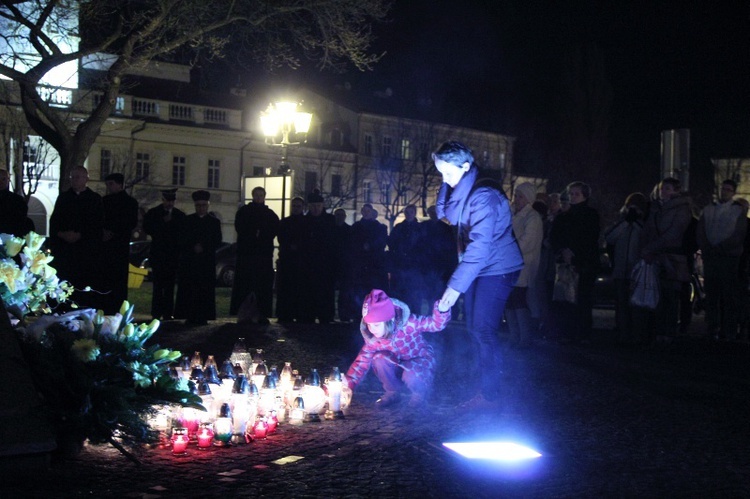 Modlitwa przed pomnikiem Jana Pawła II