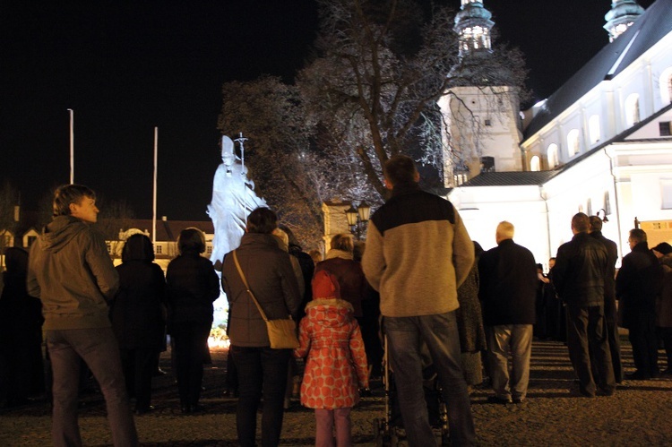 Modlitwa przed pomnikiem Jana Pawła II