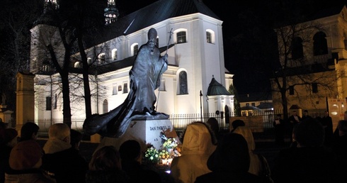 Modlitwa przed pomnikiem Jana Pawła II