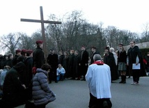 Wielkopostne nabożeństwo poprowadzono ulicami Ciechanowa, od kościoła poaugustiańskiego do pomnika Jana Pawła II na Farskiej Górze