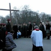 Wielkopostne nabożeństwo poprowadzono ulicami Ciechanowa, od kościoła poaugustiańskiego do pomnika Jana Pawła II na Farskiej Górze