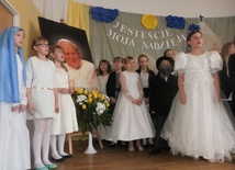 Uczniowie szkoły podstawowej przypomnieli historię życia Karola Wojtyły