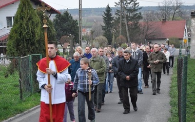 Z krzyżem przez wieś