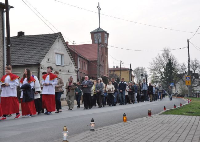 Z krzyżem przez wieś 