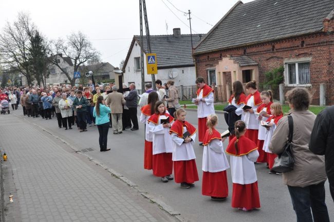 Z krzyżem przez wieś 