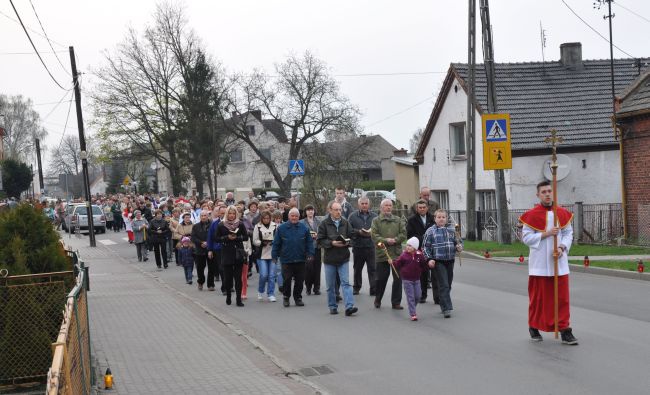 Z krzyżem przez wieś 