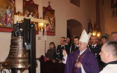 Poświęcenia nowego dzwonu w kościele św. Jerzego w Puńcowie dokonał bp Piotr Greger
