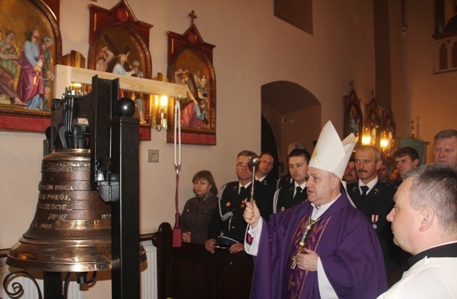 Poświęcenia nowego dzwonu w kościele św. Jerzego w Puńcowie dokonał bp Piotr Greger