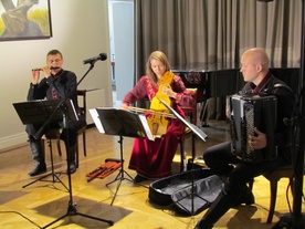 Zespół Polski Marii Pomianowskiej podczas koncertu w Sannikach