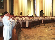 Tłum mężczyzn w białych albach wypełnił archikatedrę Chrystusa Króla