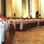 Tłum mężczyzn w białych albach wypełnił archikatedrę Chrystusa Króla