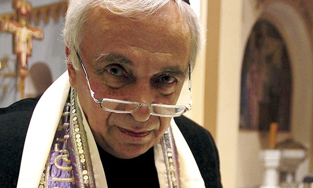 Kazimierz Barczuk z fotografią rzeki Jordan w Izraelu, którą jego babcia przez całe życie nosiła przy sobie