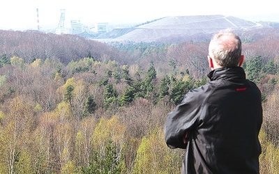 Widok z hałdy w Murckach na kopalnię „Boże Dary” w Kostuchnie