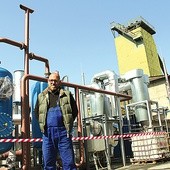   Dr inż. Piotr Mocek z GIG przed instalacją, którą płynie gaz z zapalonego pod ziemią węgla. W tle Szyb Wschodni KWK „Wieczorek”