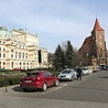  Na miejscu szpitala duchaków wznosi się teraz budynek Teatru im. Słowackiego. Ostał się jednak kościół Świętego Krzyża