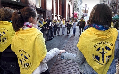 Znakiem rozpoznawczym Fundacji „Dzieło Nowego Tysiąclecia” są charakterystyczne żółte chusty