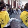 Znakiem rozpoznawczym Fundacji „Dzieło Nowego Tysiąclecia” są charakterystyczne żółte chusty