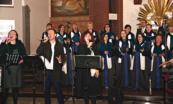  W hołdzie papieżowi Polakowi wystąpiły Zespół Muzyki Sakralnej i miejscowy chór Bel Canto